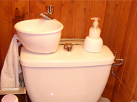 WiCi Mini, kleines Handwaschbecken auf das WC anpassungsfähiges - Frau G (Frankreich - 54)